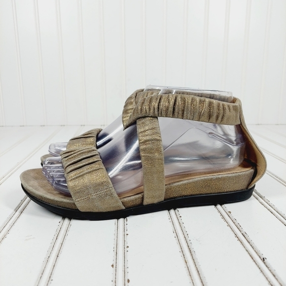 Eileen Fisher Dylan Scrunched Metallic Tan Elastic Strap Flat Summer Sandal M433 - Picture 1 of 12
